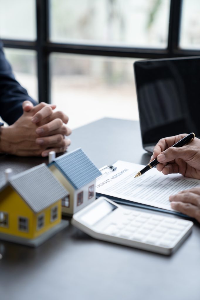 Young Asian home sales agents, insurance agents, and real estate agents offer young Asian entreprene